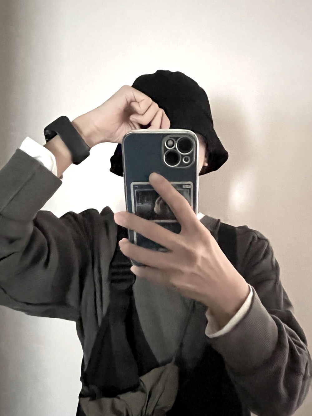 グレー系のスウェット、グリーン系のショルダーバッグを着用したレディースの冬コーディネートの4枚目の写真