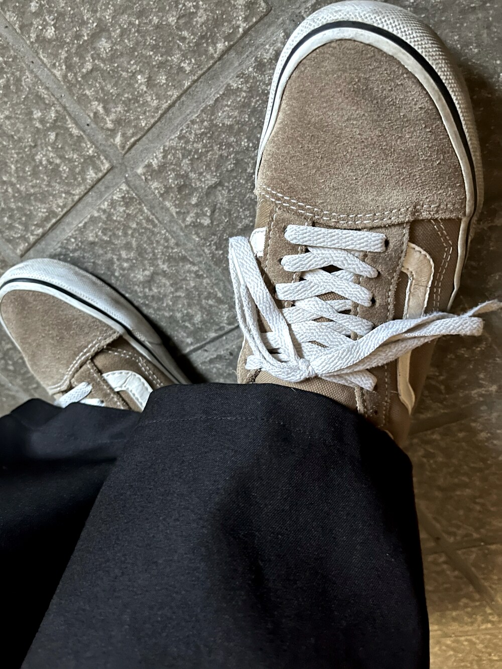 ベージュ系のノーカラージャケット、ブラック系のバックパック/リュックを着用したレディースの冬コーディネートの2枚目の写真