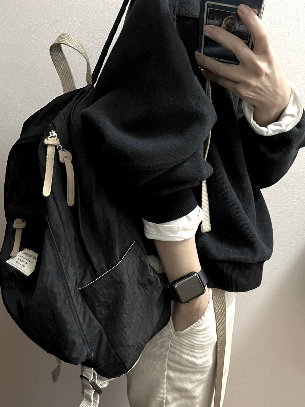 ブラック系のダウンジャケット/コート、ベージュ系のベルトを着用したレディースの冬コーディネートの3枚目の写真