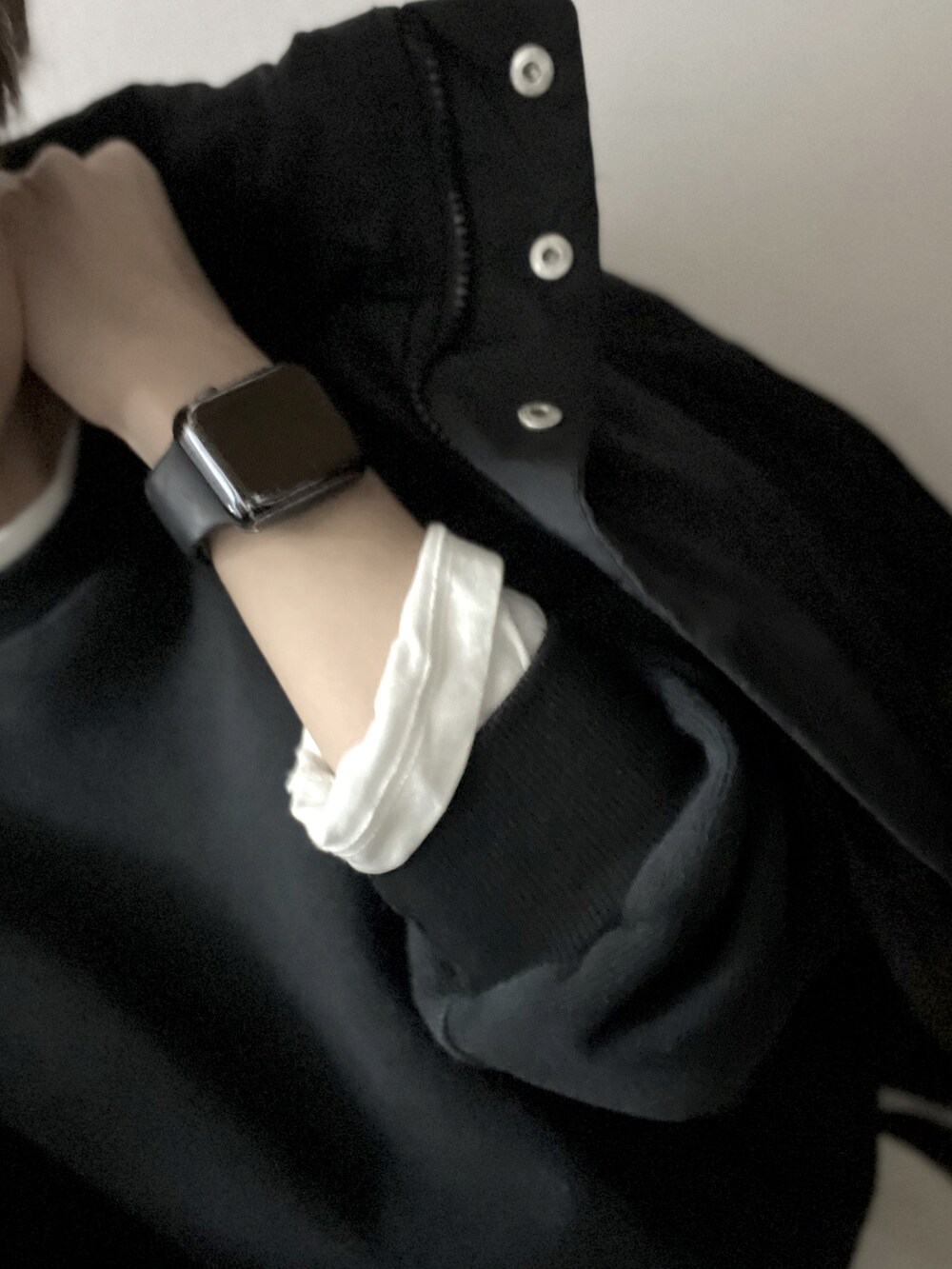 ブラック系のダウンジャケット/コート、ベージュ系のベルトを着用したレディースの冬コーディネートの4枚目の写真