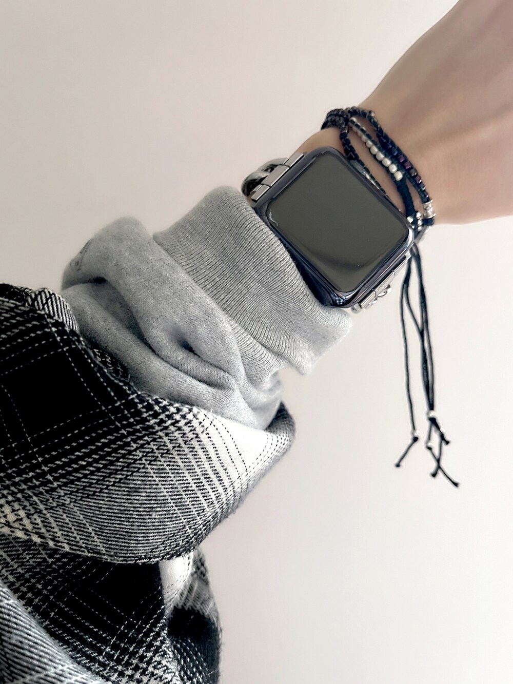 ブルー系のデニムパンツ、グレー系のスウェット、ブルー系のキャップを着用したレディースの春コーディネートの3枚目の写真