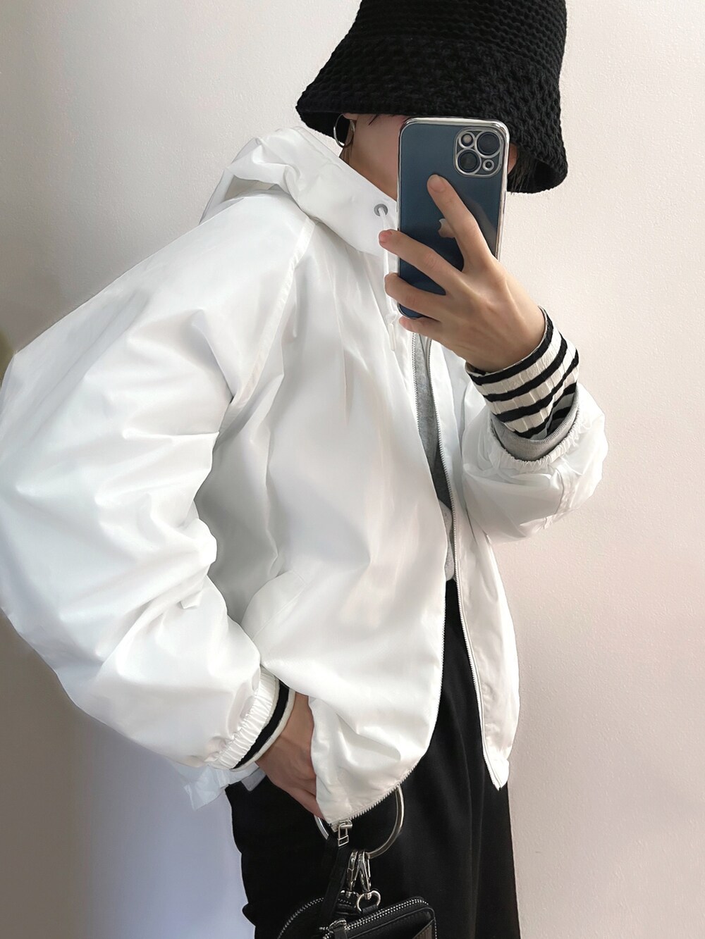 ホワイト系のマウンテンパーカー、グレー系のスウェットを着用したレディースの冬コーディネートの2枚目の写真