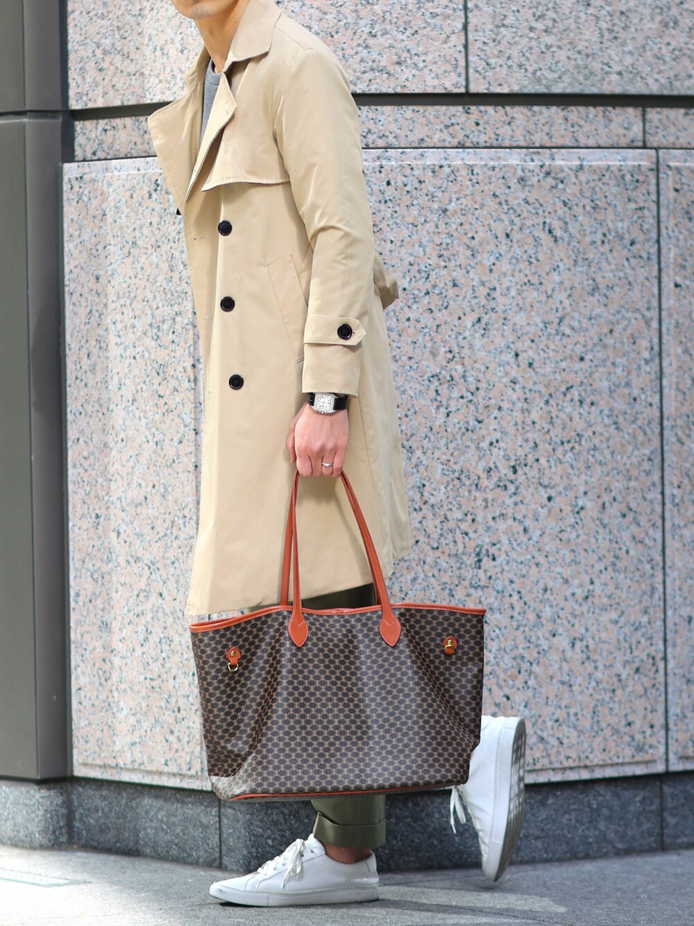 ベージュ系のトレンチコート、グレー系のニット/セーター、グリーン系のスラックスを着用したメンズの冬コーディネートの3枚目の写真