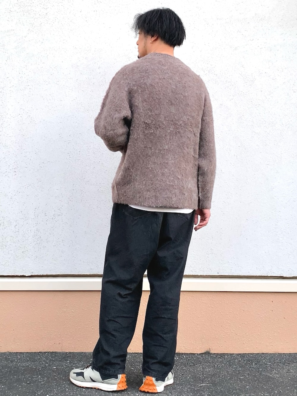 ブラウン系のニット/セーター、ブラック系のデニムパンツを着用したメンズの冬コーディネートの3枚目の写真