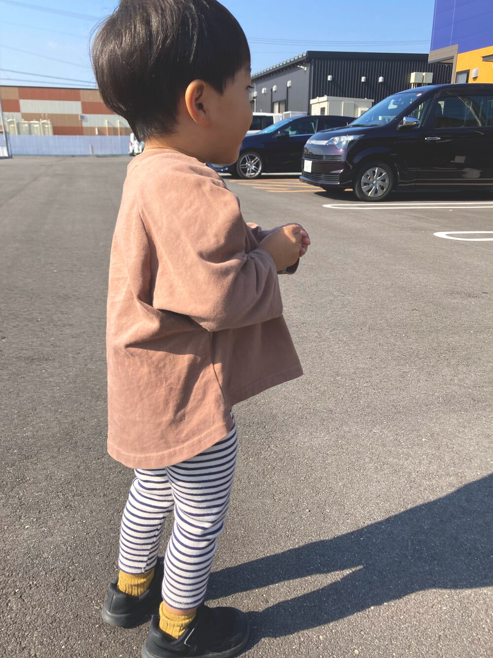 その他のその他パンツ、ブラウン系のTシャツ/カットソー、ブラック系のスニーカーを着用したキッズの秋コーディネートの2枚目の写真