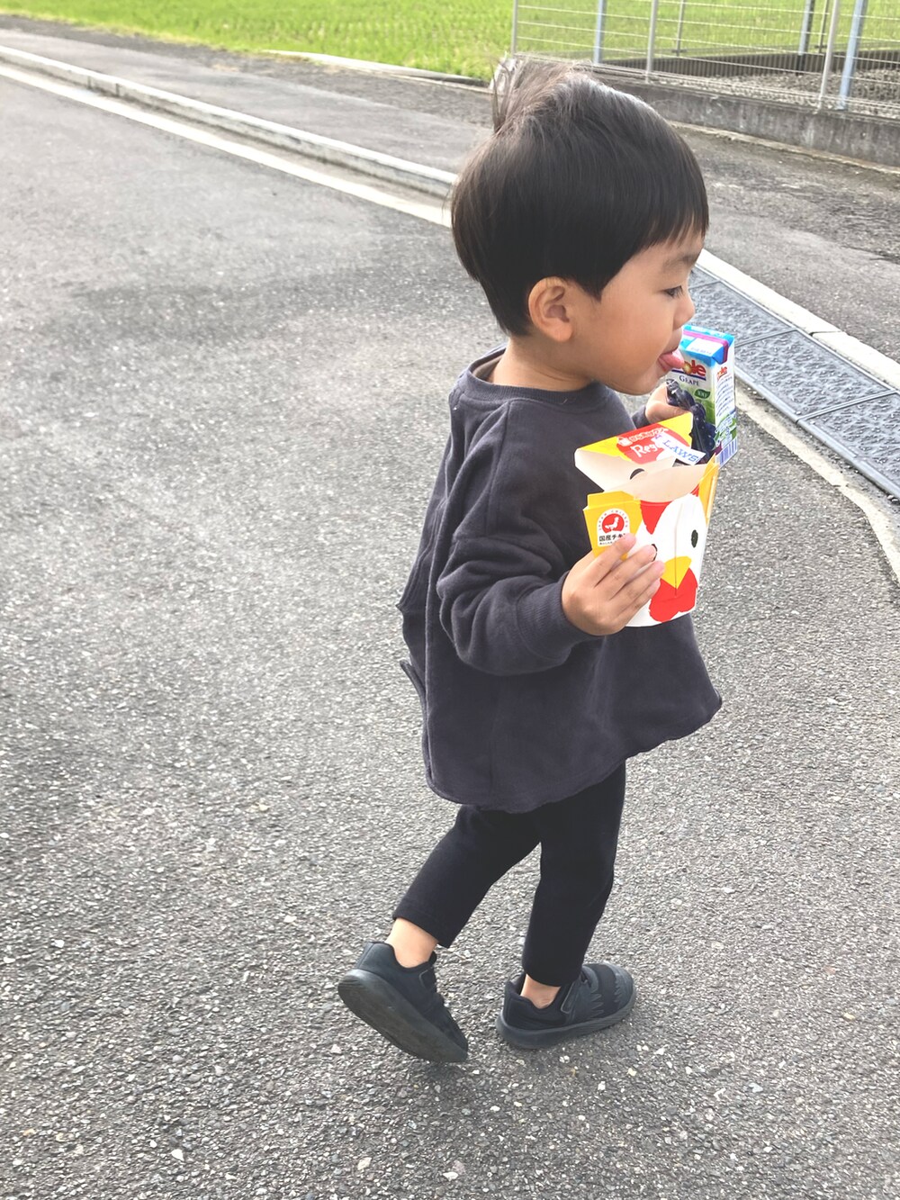 グレー系のスウェット、ブラック系のその他パンツ、ブラック系のスニーカーを着用したキッズの秋コーディネートの2枚目の写真