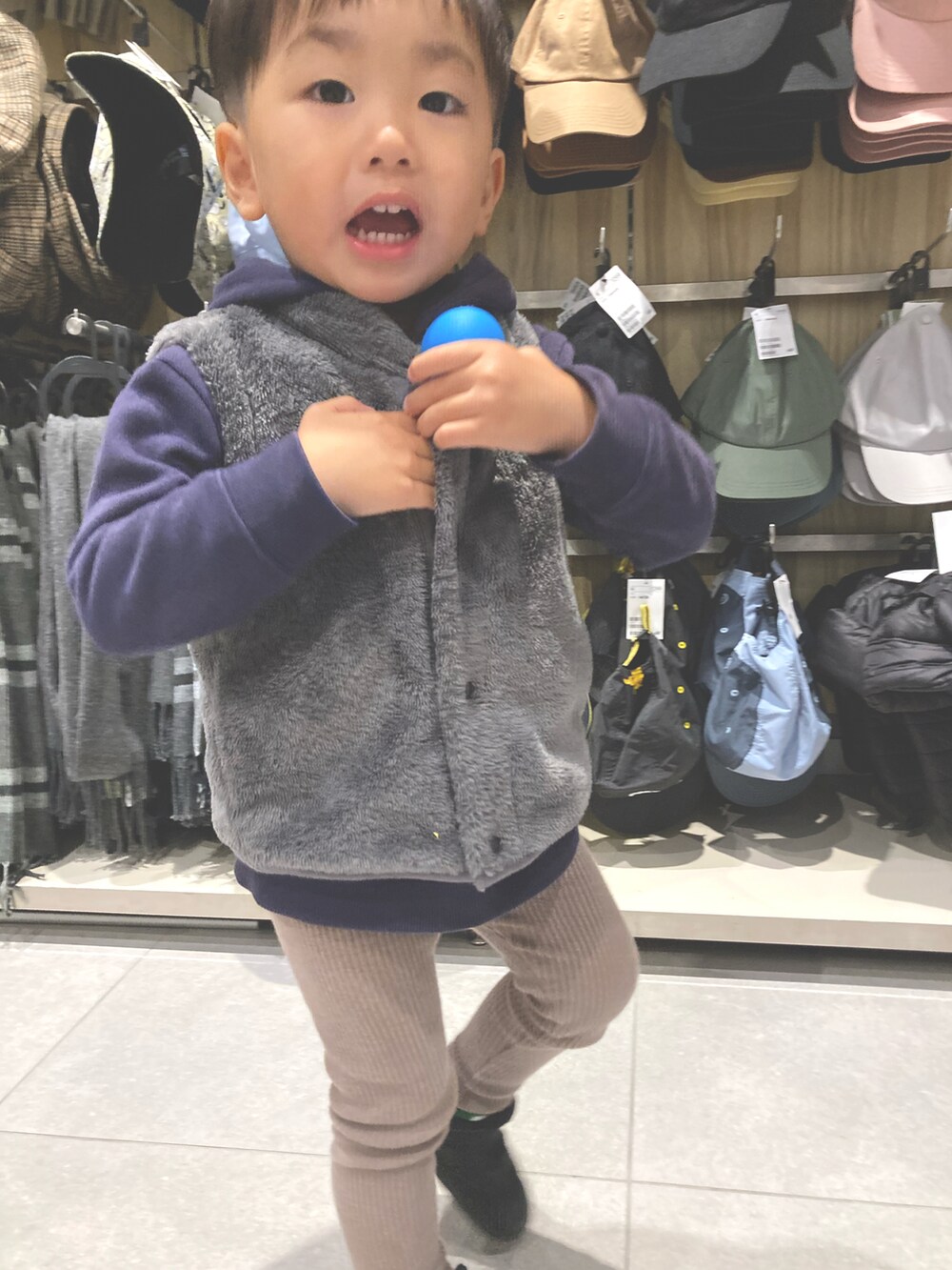 ブルー系のスウェット、グレー系のジャケット/アウター、ブラウン系のパンツを着用したキッズの秋コーディネートの2枚目の写真