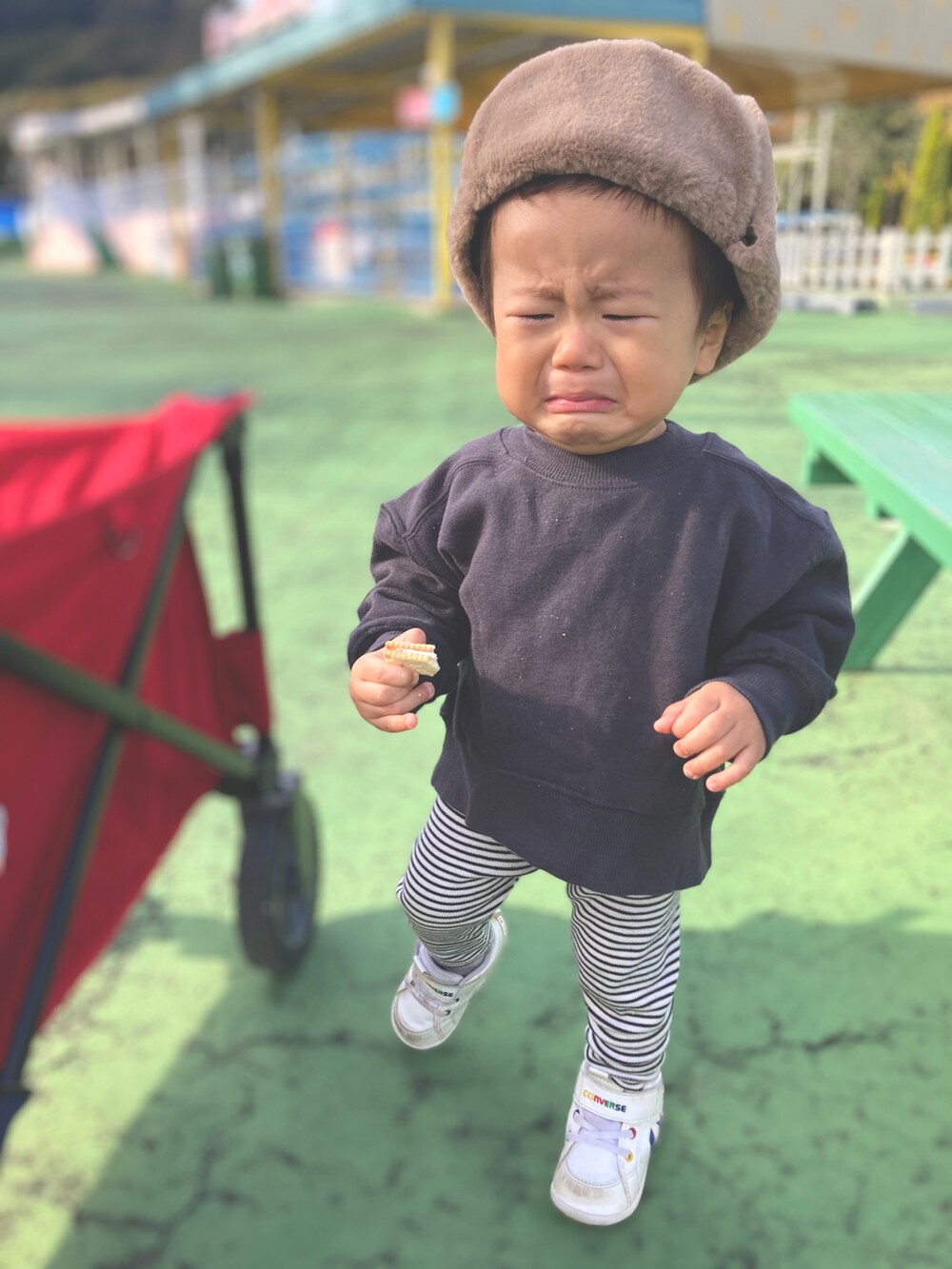 ブラウン系のジャケット/アウター、グレー系のスウェット、その他のパンツを着用したキッズの秋コーディネートの3枚目の写真