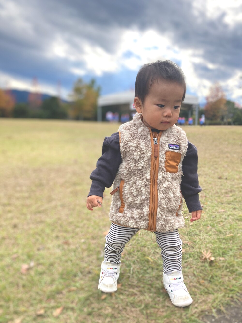 ブラウン系のジャケット/アウター、グレー系のスウェット、その他のパンツを着用したキッズの秋コーディネートの2枚目の写真