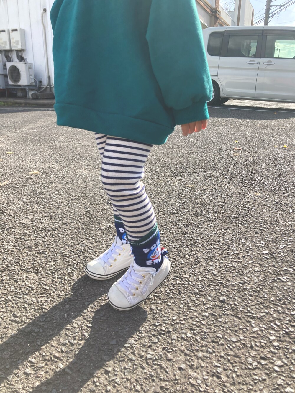 グリーン系のスウェット、その他のパンツ、ホワイト系のスニーカーを着用したキッズの秋コーディネートの3枚目の写真