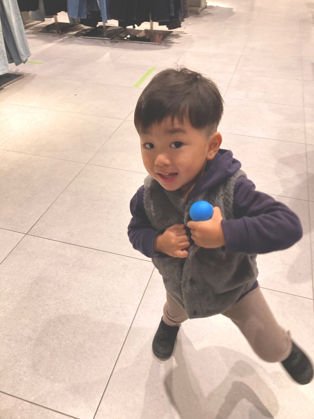 ブルー系のスウェット、グレー系のジャケット/アウター、ブラウン系のパンツを着用したキッズの秋コーディネートの3枚目の写真