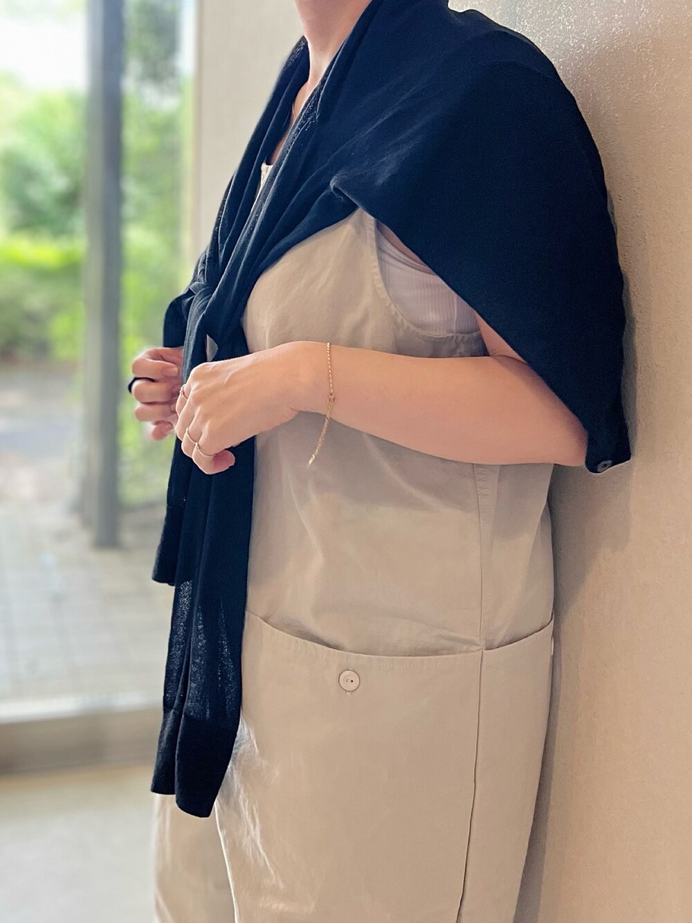 グリーン系のサロペット/オーバーオール、シルバー系のサンダルを着用したレディースの夏コーディネートの3枚目の写真