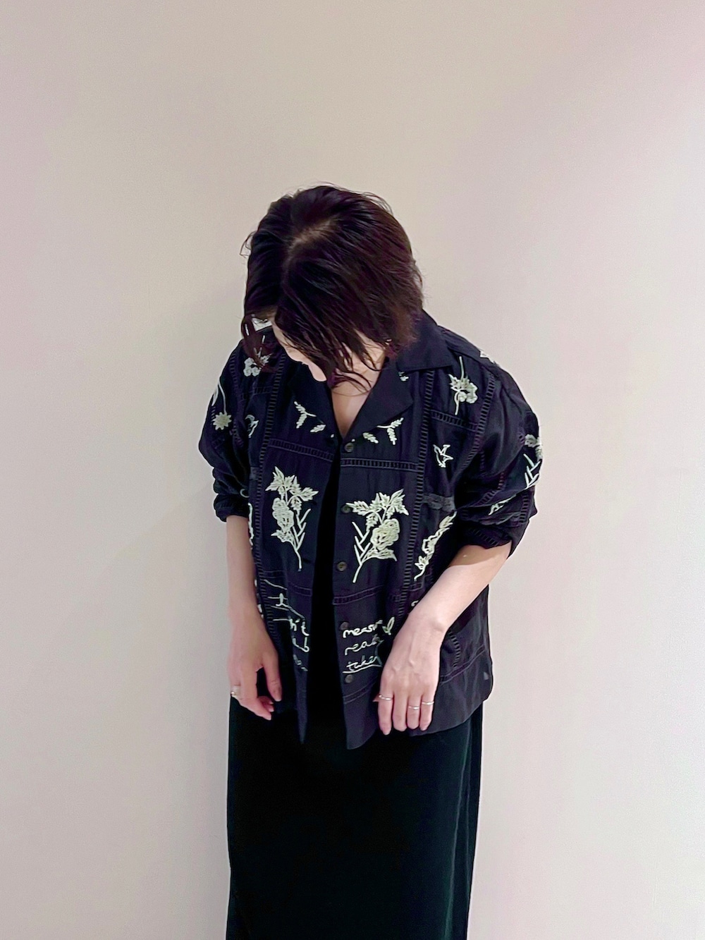 ブラック系のワンピース、ブラウン系のスリッポン、ブラック系のシャツ/ブラウスを着用したレディースの春コーディネートの3枚目の写真