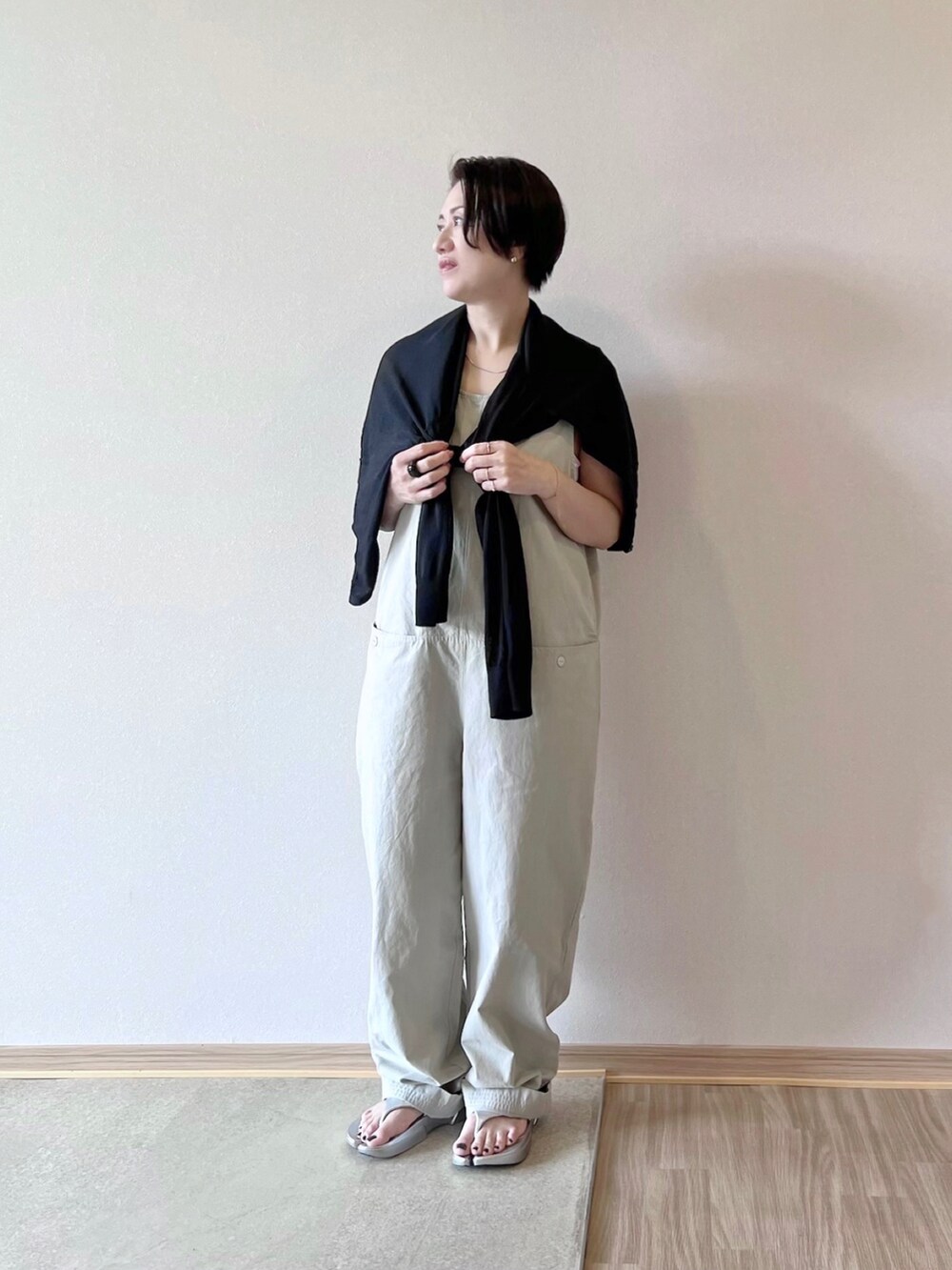 グリーン系のサロペット/オーバーオール、シルバー系のサンダルを着用したレディースの夏コーディネートの2枚目の写真