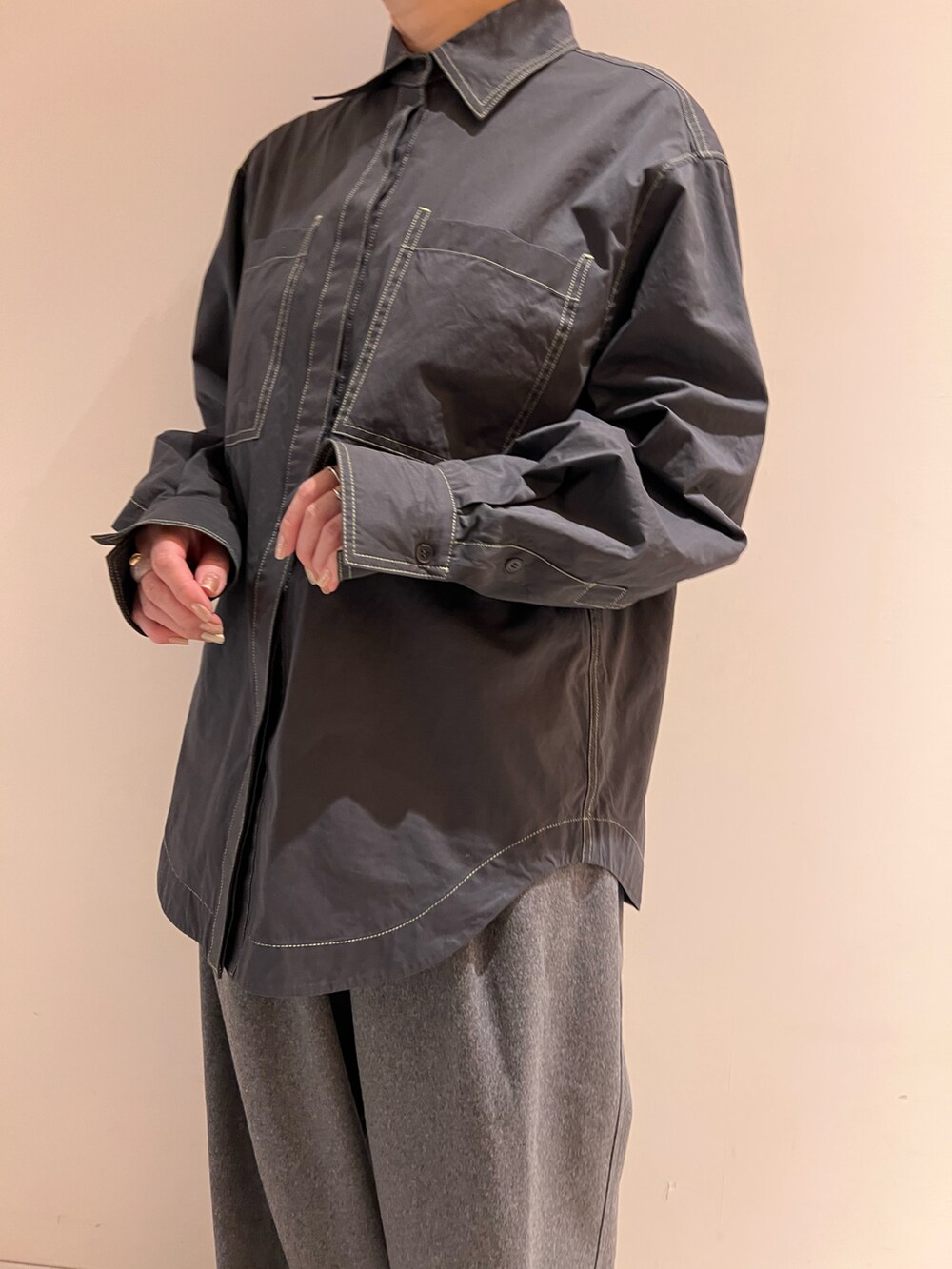 ブルー系のシャツ/ブラウス、グレー系のその他パンツ、ブラック系のスリッポンを着用したレディースの冬コーディネートの2枚目の写真