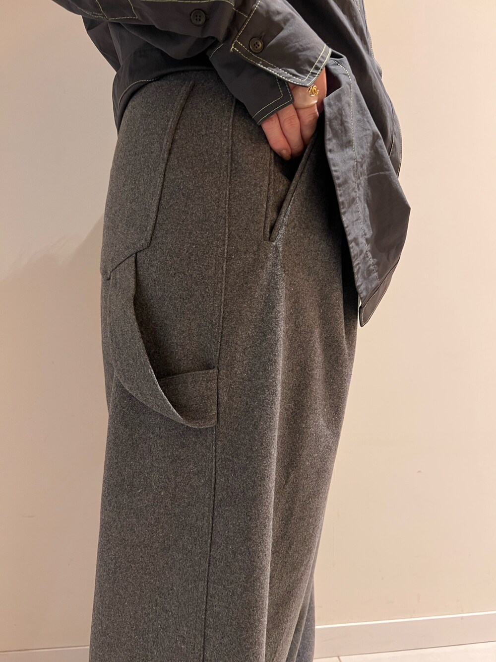 ブルー系のシャツ/ブラウス、グレー系のその他パンツ、ブラック系のスリッポンを着用したレディースの冬コーディネートの3枚目の写真