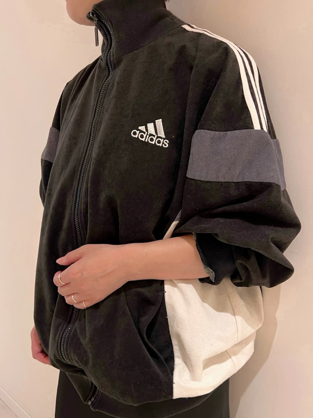 ブラック系のスカート、ブラウン系のスニーカーを着用したレディースの秋コーディネートの2枚目の写真