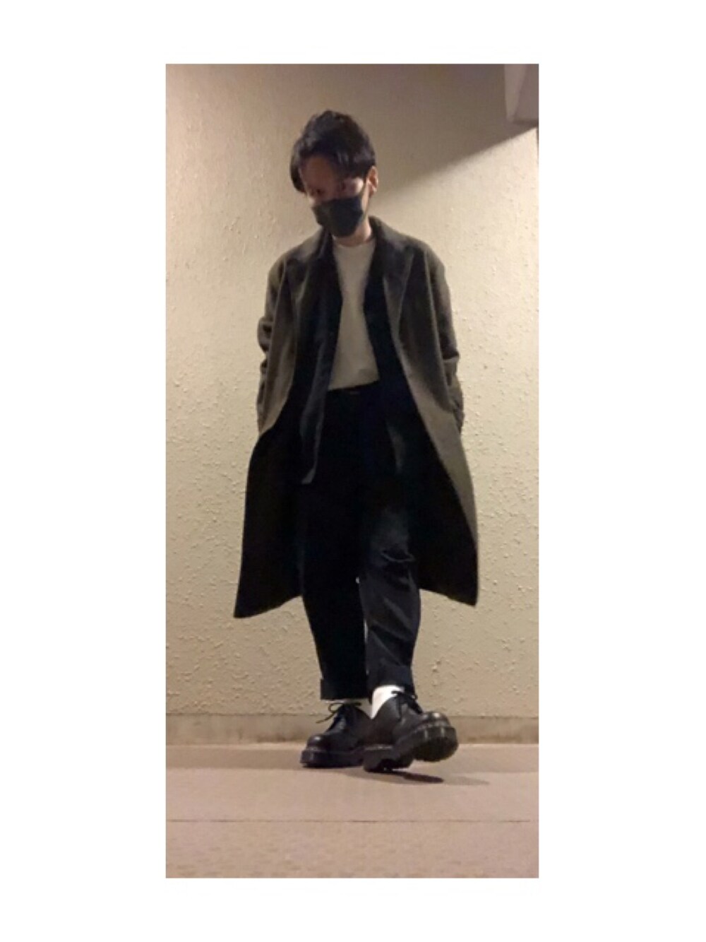 ブラック系のドレスシューズを着用したメンズの冬コーディネートの2枚目の写真