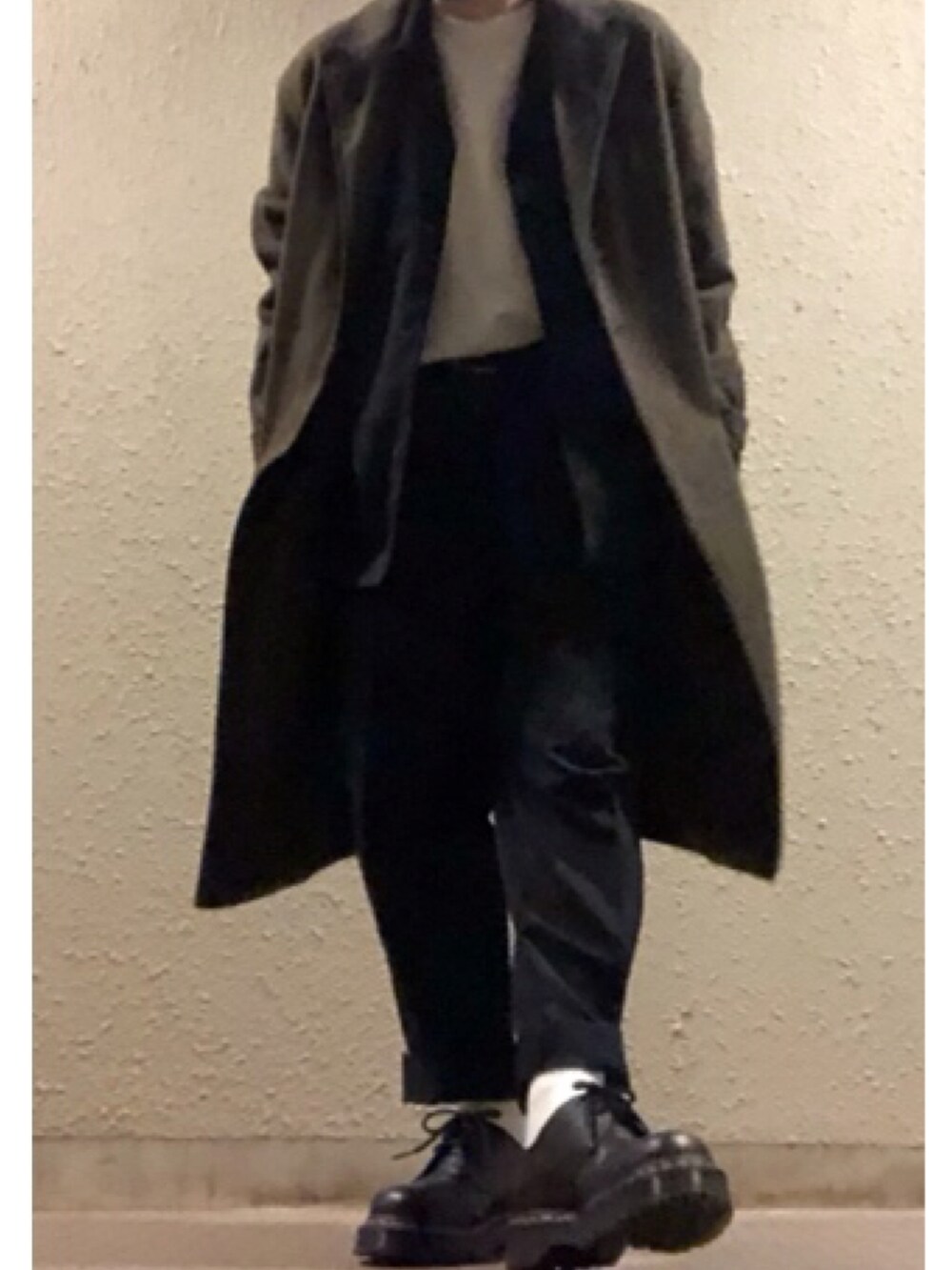 ブラック系のドレスシューズを着用したメンズの冬コーディネートの3枚目の写真