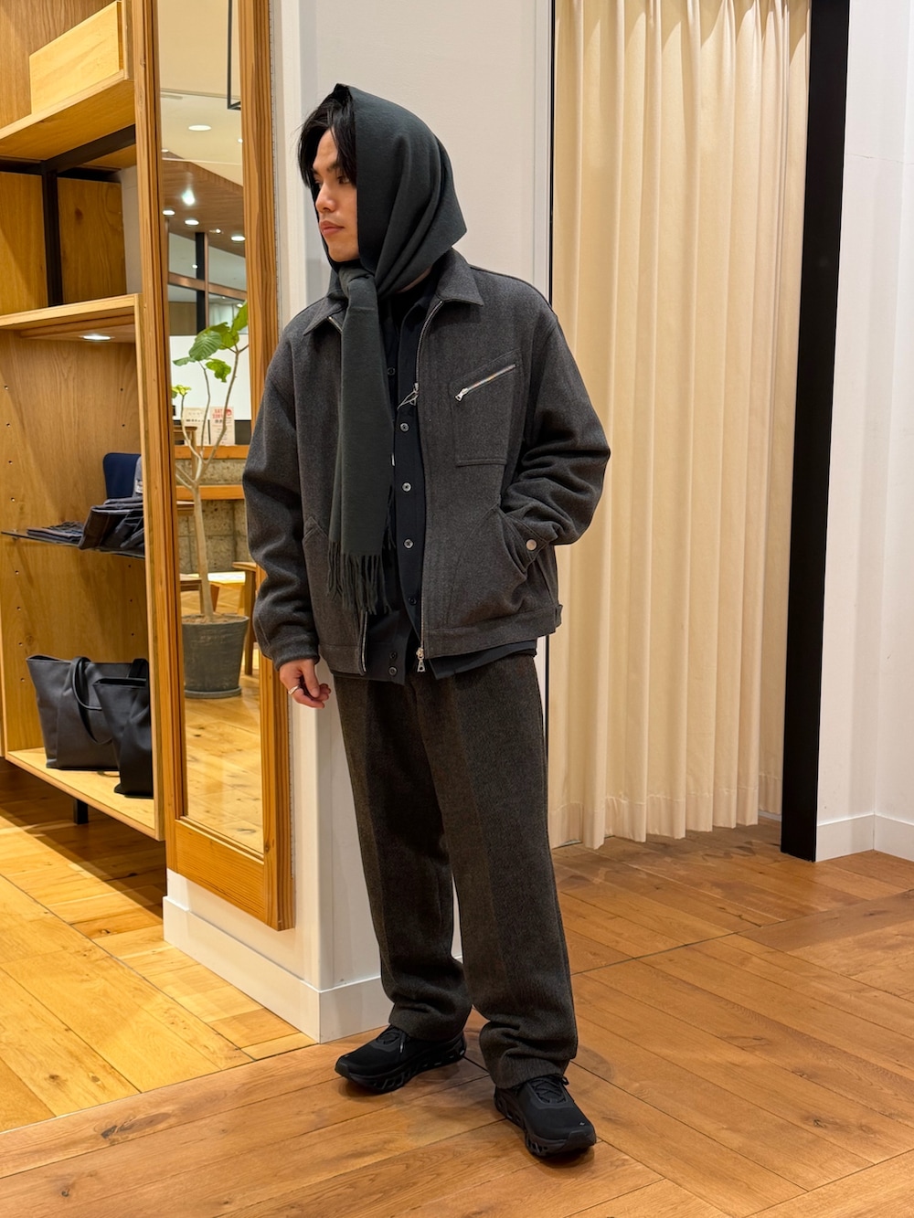 グレー系のその他パンツ、グレー系のブルゾン、グリーン系のカーディガン/ボレロを着用したメンズの冬コーディネートの2枚目の写真