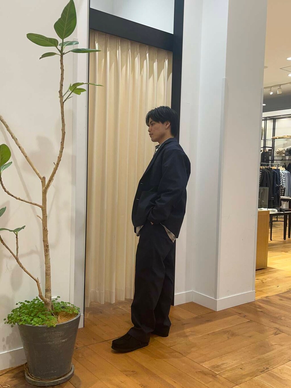 ブラック系のブーツ、ブルー系のその他パンツ、ブルー系のセットアップを着用したメンズの秋コーディネートの2枚目の写真