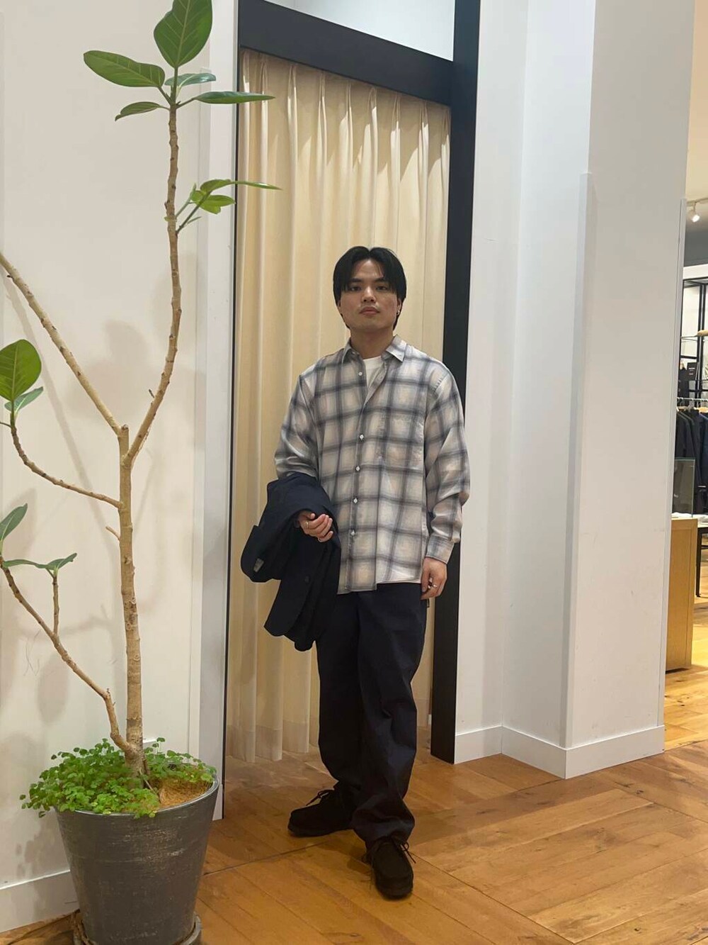 ブラック系のブーツ、ブルー系のその他パンツ、ブルー系のセットアップを着用したメンズの秋コーディネートの5枚目の写真