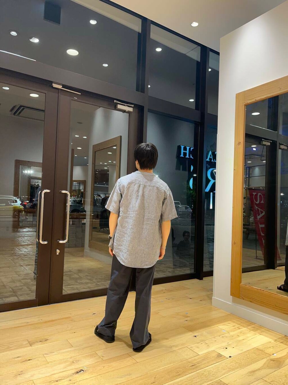 ホワイト系のTシャツ/カットソー、ブルー系のシャツ/ブラウス、ブラック系のサンダルを着用したメンズの夏コーディネートの3枚目の写真