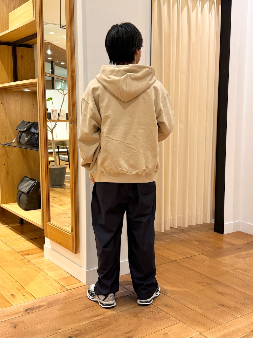 ベージュ系のパーカー、ブルー系のその他パンツを着用したメンズの春コーディネートの4枚目の写真