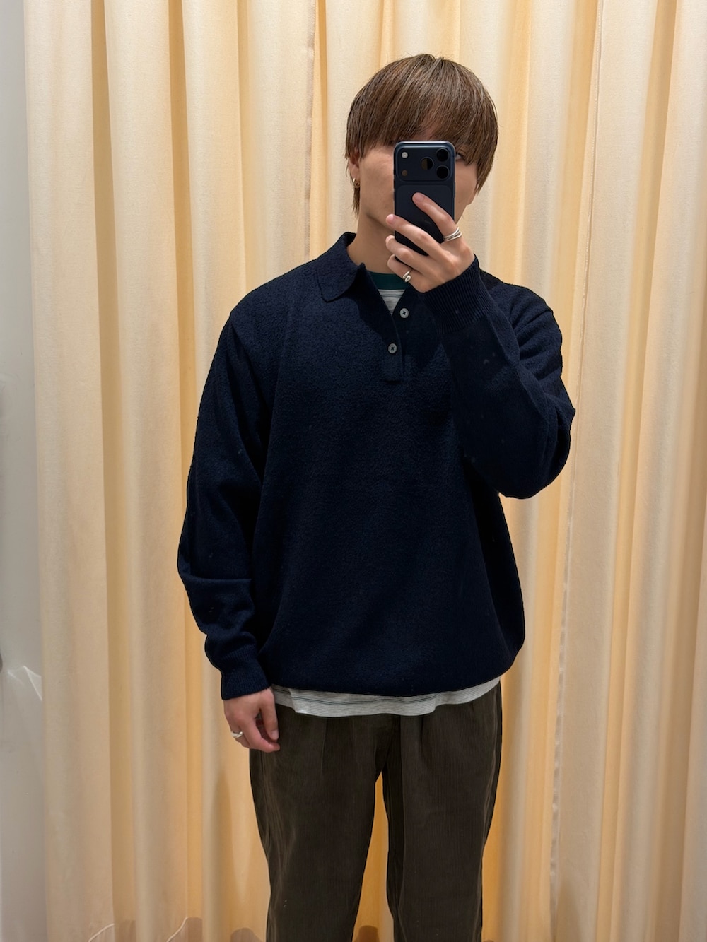 ブルー系のニット/セーター、ブラウン系のその他パンツ、ブラック系のスニーカーを着用したメンズの秋コーディネートの4枚目の写真