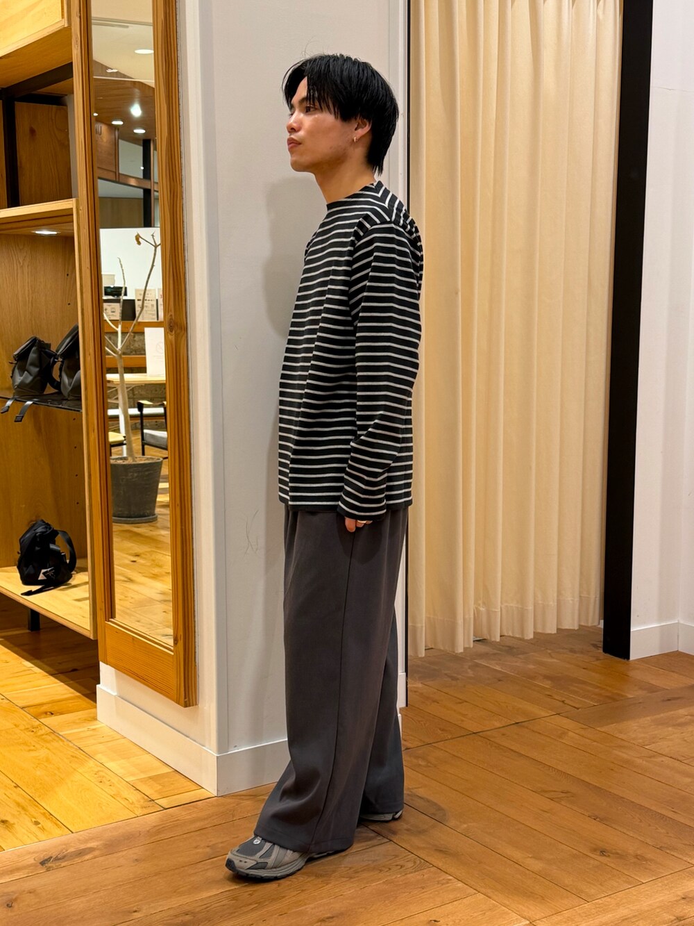 グリーン系のTシャツ/カットソー、ブルー系のカバーオール、ブラック系のその他パンツを着用したメンズの冬コーディネートの5枚目の写真