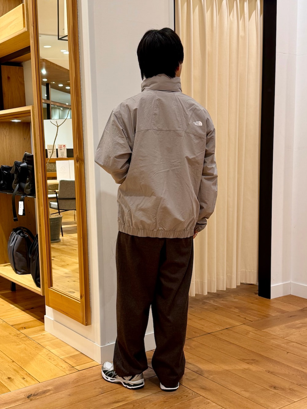 ベージュ系のブルゾンを着用したメンズの春コーディネートの3枚目の写真