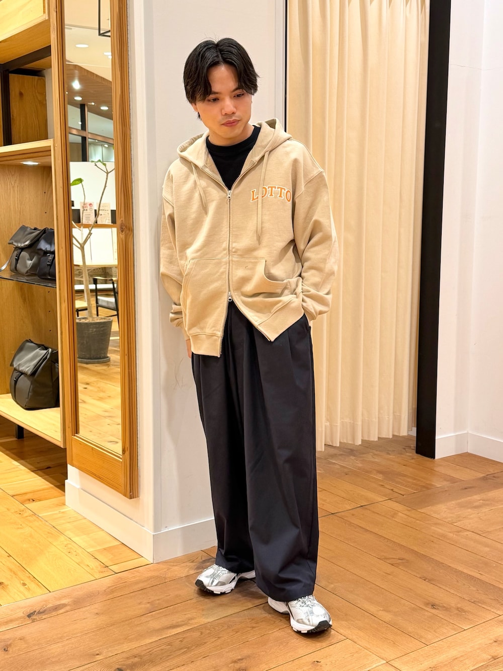 ベージュ系のパーカー、ブルー系のその他パンツを着用したメンズの春コーディネートの2枚目の写真