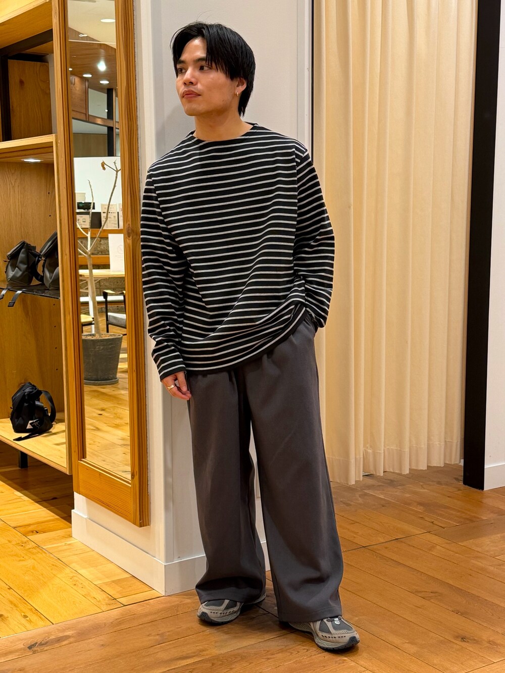 グリーン系のTシャツ/カットソー、ブルー系のカバーオール、ブラック系のその他パンツを着用したメンズの冬コーディネートの4枚目の写真