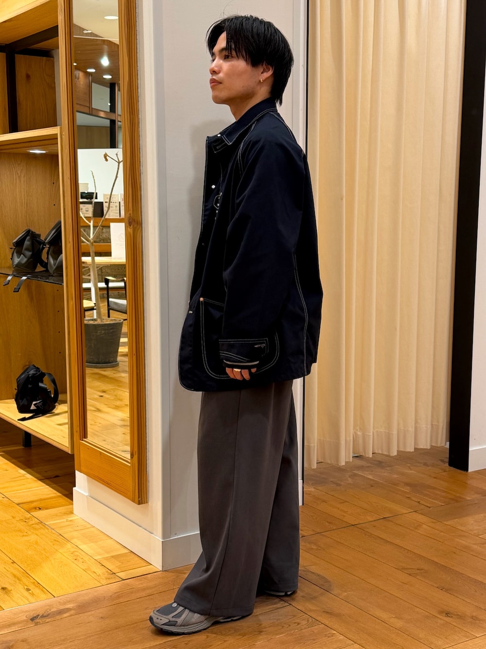 グリーン系のTシャツ/カットソー、ブルー系のカバーオール、ブラック系のその他パンツを着用したメンズの冬コーディネートの2枚目の写真