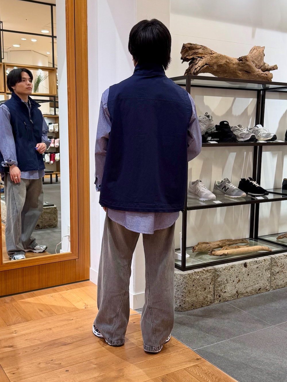 ブルー系のシャツ/ブラウス、ブルー系のベストを着用したメンズの春コーディネートの3枚目の写真