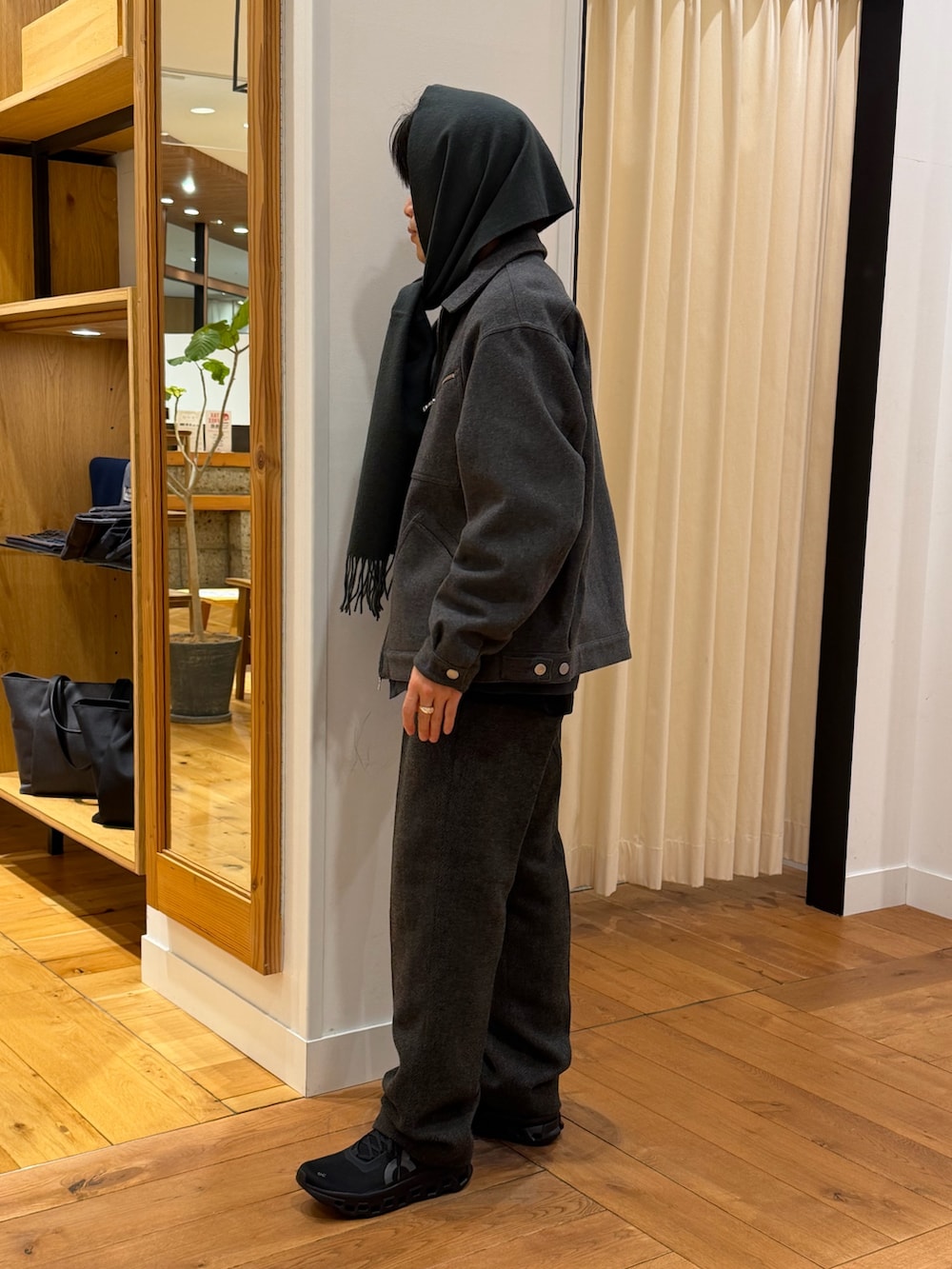 グレー系のその他パンツ、グレー系のブルゾン、グリーン系のカーディガン/ボレロを着用したメンズの冬コーディネートの3枚目の写真