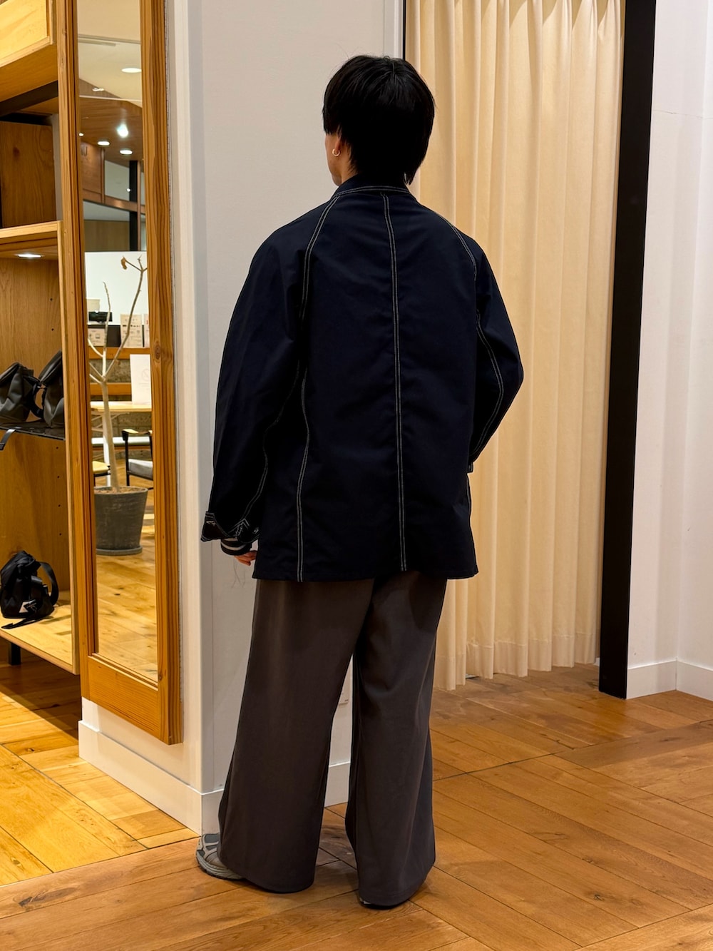 グリーン系のTシャツ/カットソー、ブルー系のカバーオール、ブラック系のその他パンツを着用したメンズの冬コーディネートの3枚目の写真