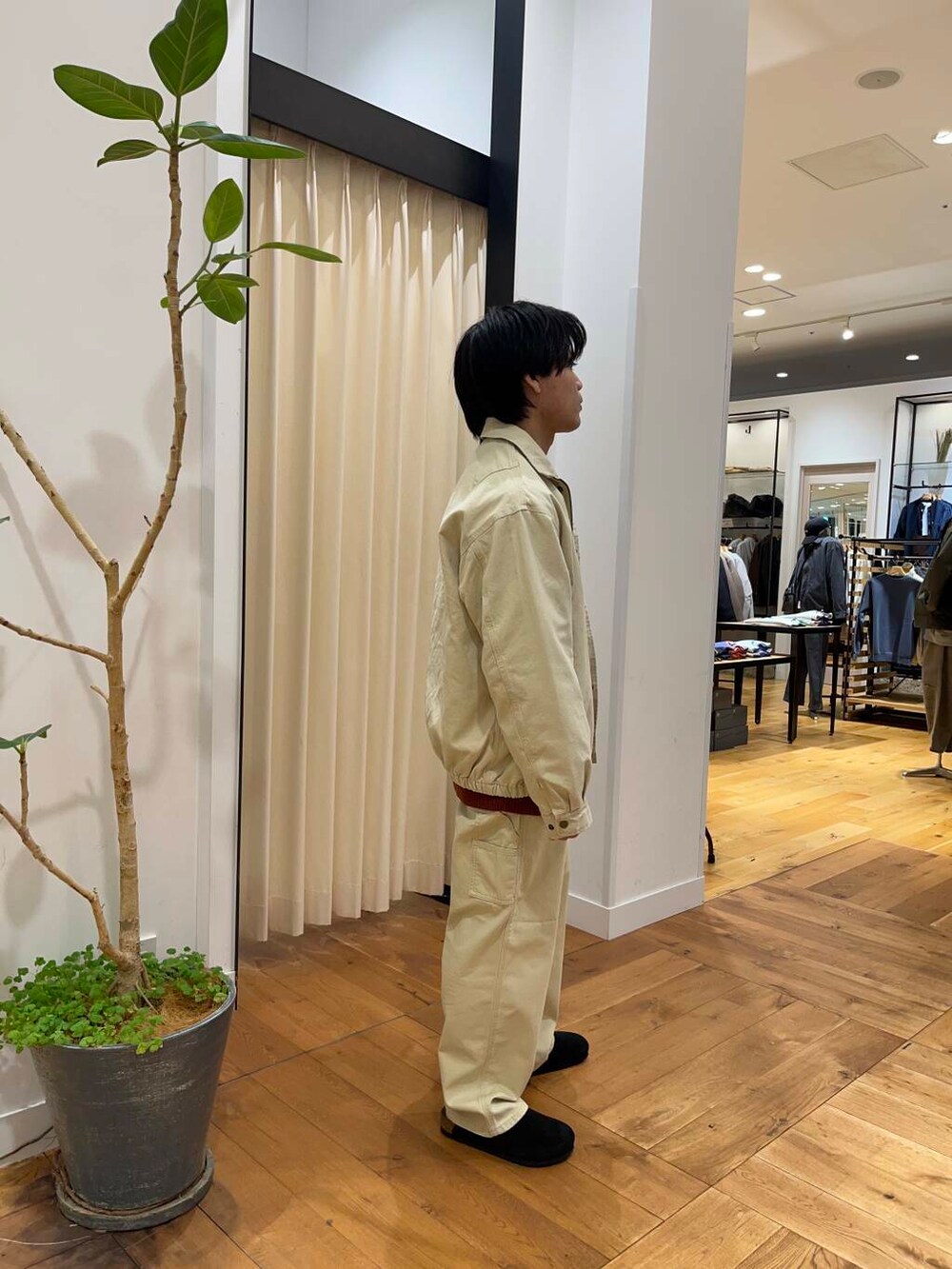 オレンジ系のカーディガン/ボレロ、ベージュ系のその他パンツ、ベージュ系のダウンジャケット/コートを着用したメンズの秋コーディネートの4枚目の写真