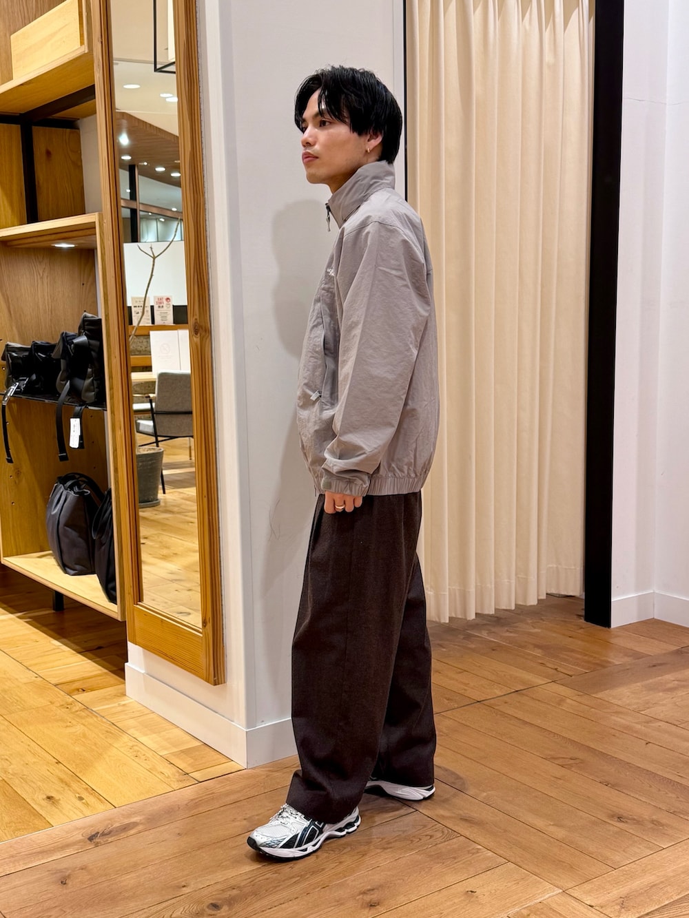 ベージュ系のブルゾンを着用したメンズの春コーディネートの2枚目の写真