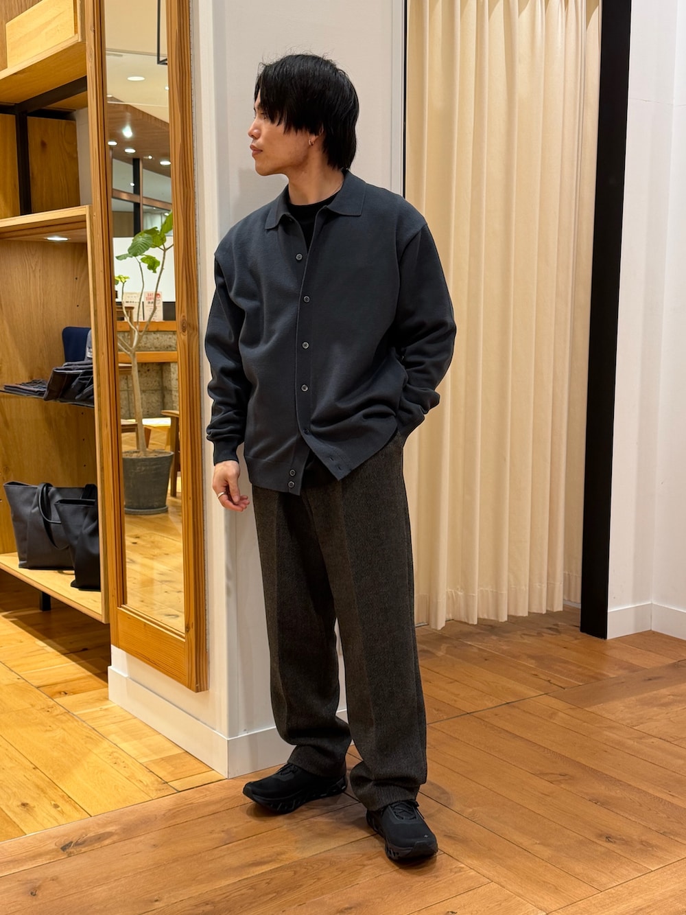 グレー系のその他パンツ、グレー系のブルゾン、グリーン系のカーディガン/ボレロを着用したメンズの冬コーディネートの4枚目の写真