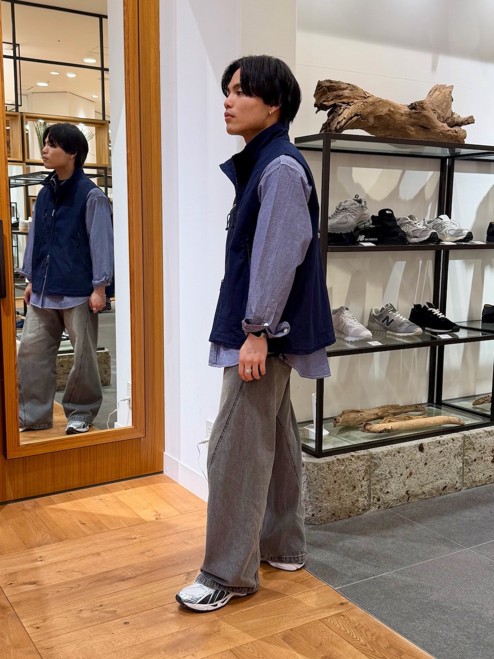 ブルー系のシャツ/ブラウス、ブルー系のベストを着用したメンズの春コーディネートの2枚目の写真