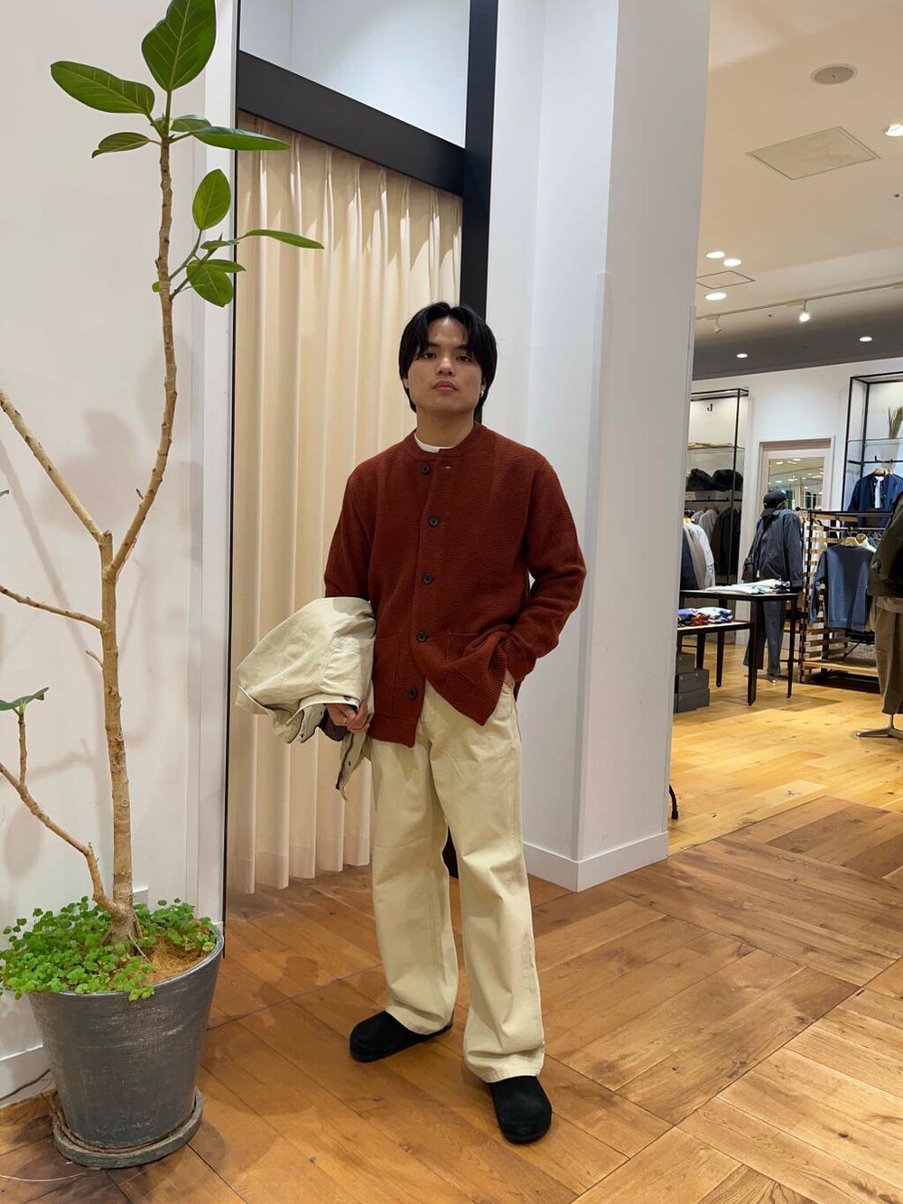 オレンジ系のカーディガン/ボレロ、ベージュ系のその他パンツ、ベージュ系のダウンジャケット/コートを着用したメンズの秋コーディネートの5枚目の写真