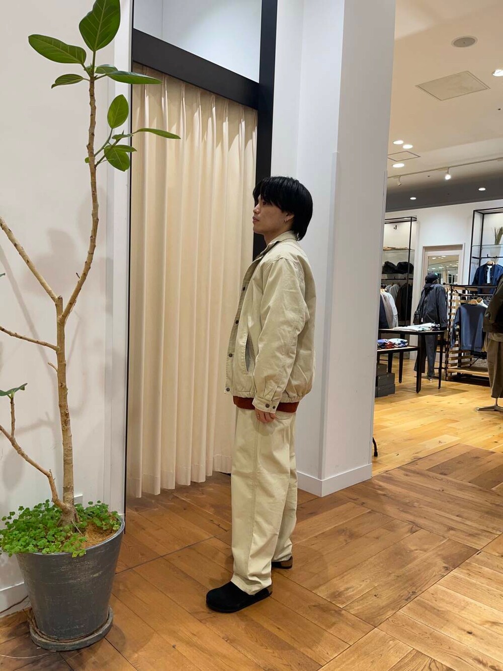オレンジ系のカーディガン/ボレロ、ベージュ系のその他パンツ、ベージュ系のダウンジャケット/コートを着用したメンズの秋コーディネートの2枚目の写真