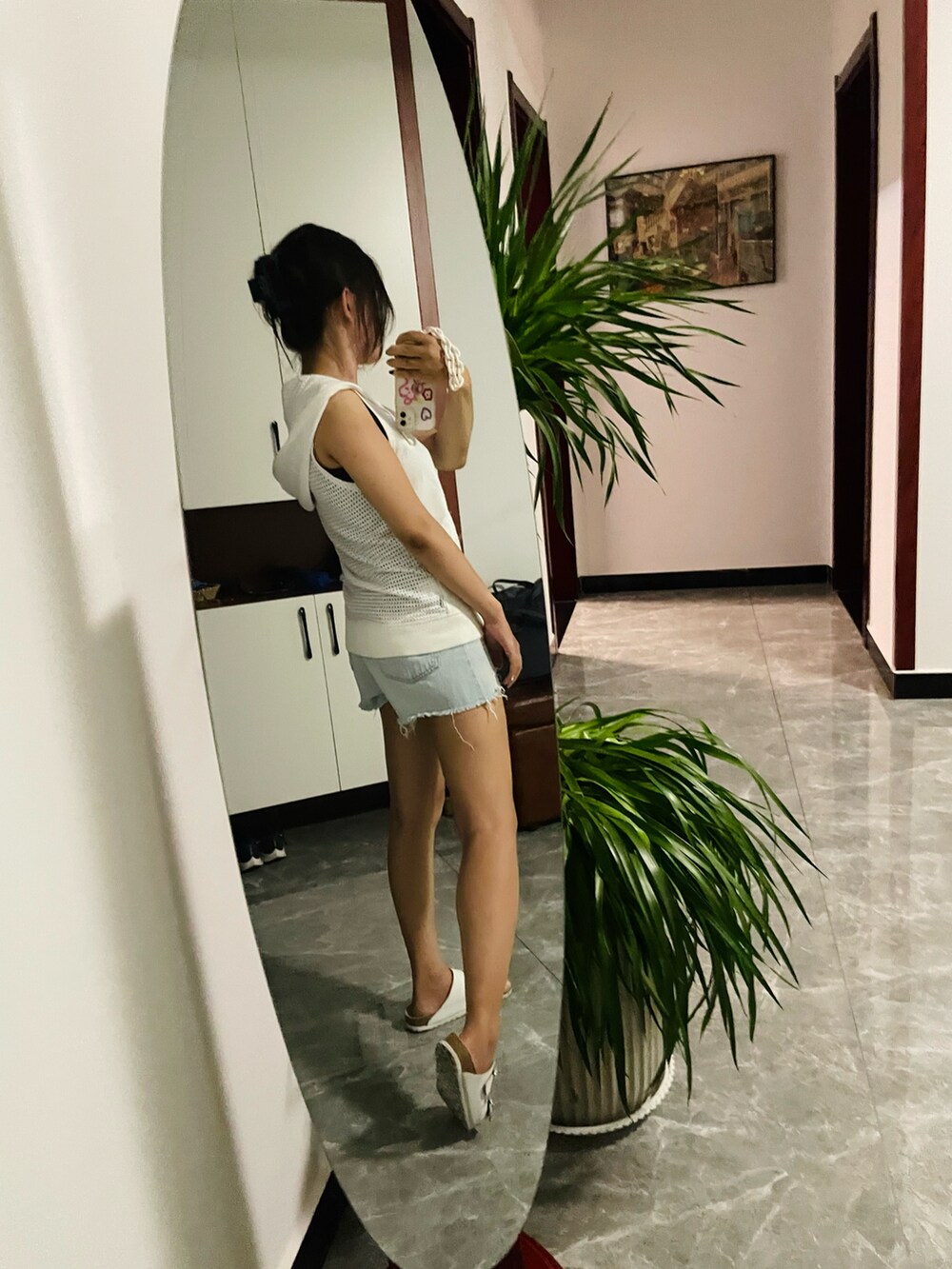 ホワイト系のTシャツ/カットソーを着用したレディースの夏コーディネートの3枚目の写真