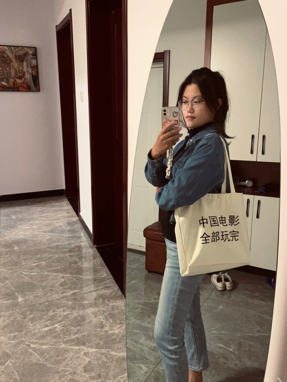 ホワイト系のトートバッグを着用したレディースの秋コーディネートの2枚目の写真