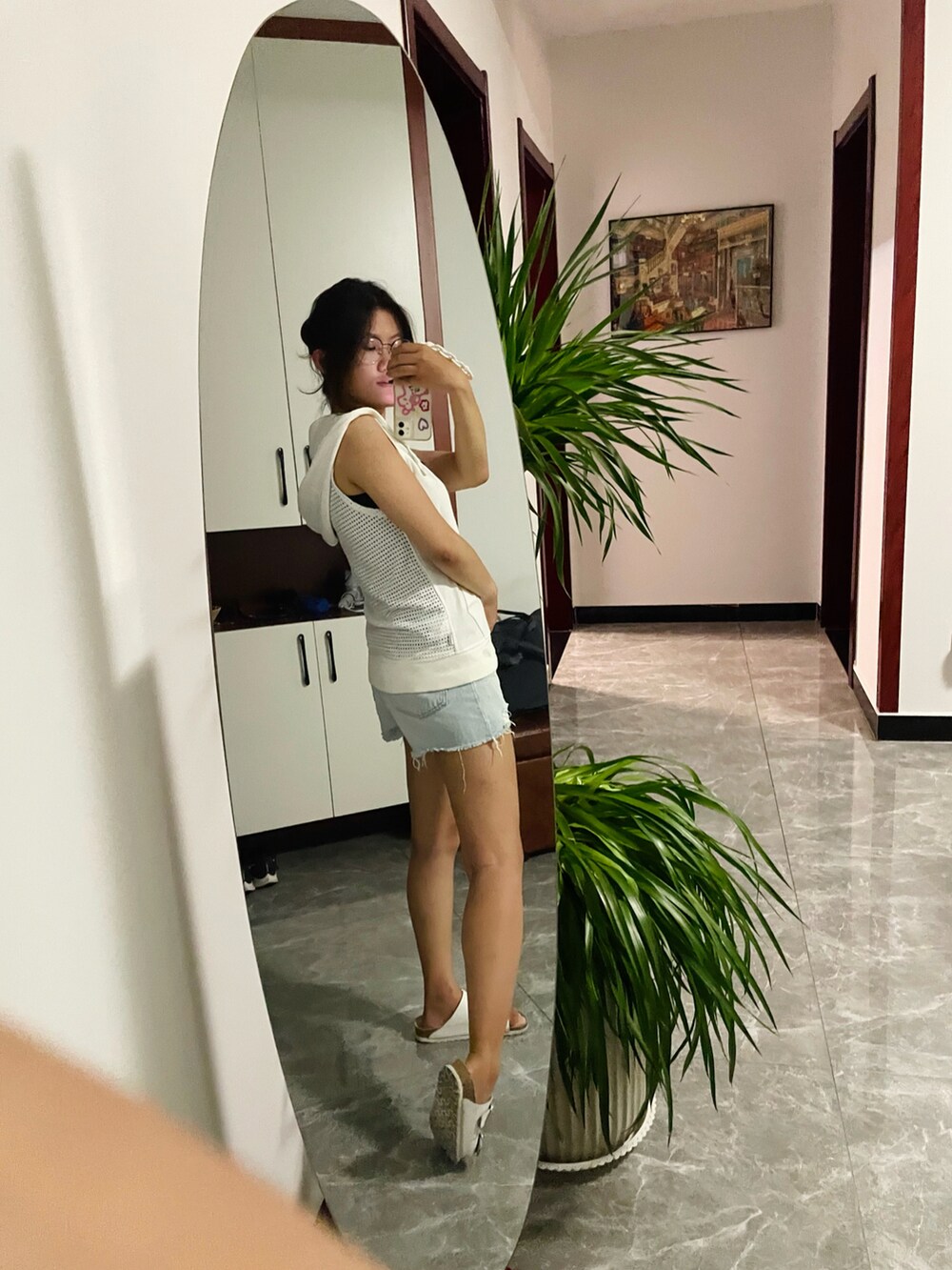 ホワイト系のTシャツ/カットソーを着用したレディースの夏コーディネートの2枚目の写真