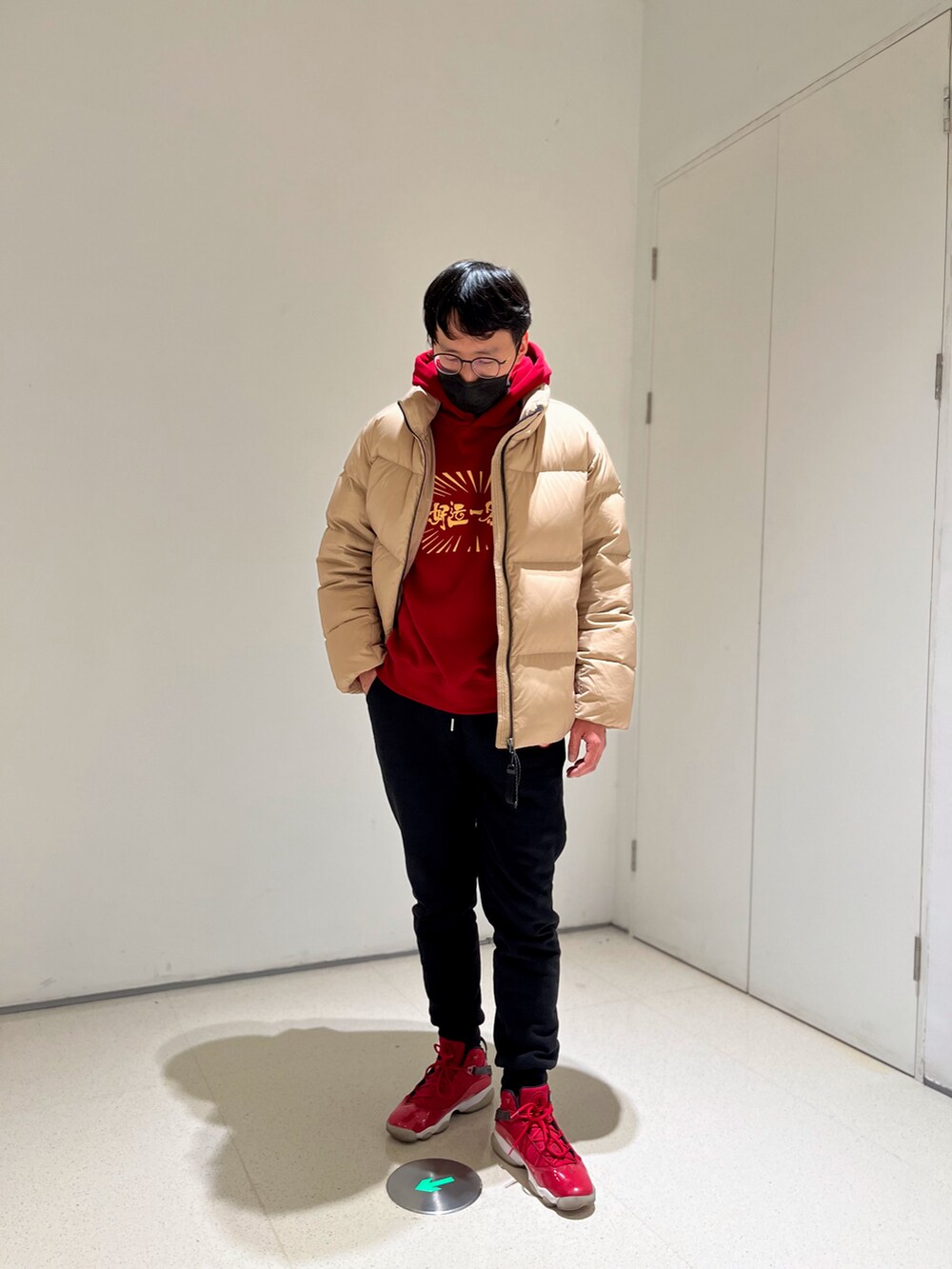 「休日スタイル、おしゃれさんと繋がりたい、お出かけコーデ、冬季穿搭、男士穿搭、男士服饰搭配、通勤コーデ、休闲、ootd、今日穿搭、AIR JORDAN」｜「AIR JORDANのアイテム（スニーカー、レッド系）」を使った、Davidさん（メンズ・178cm）の春コーディネートの2枚目の写真
