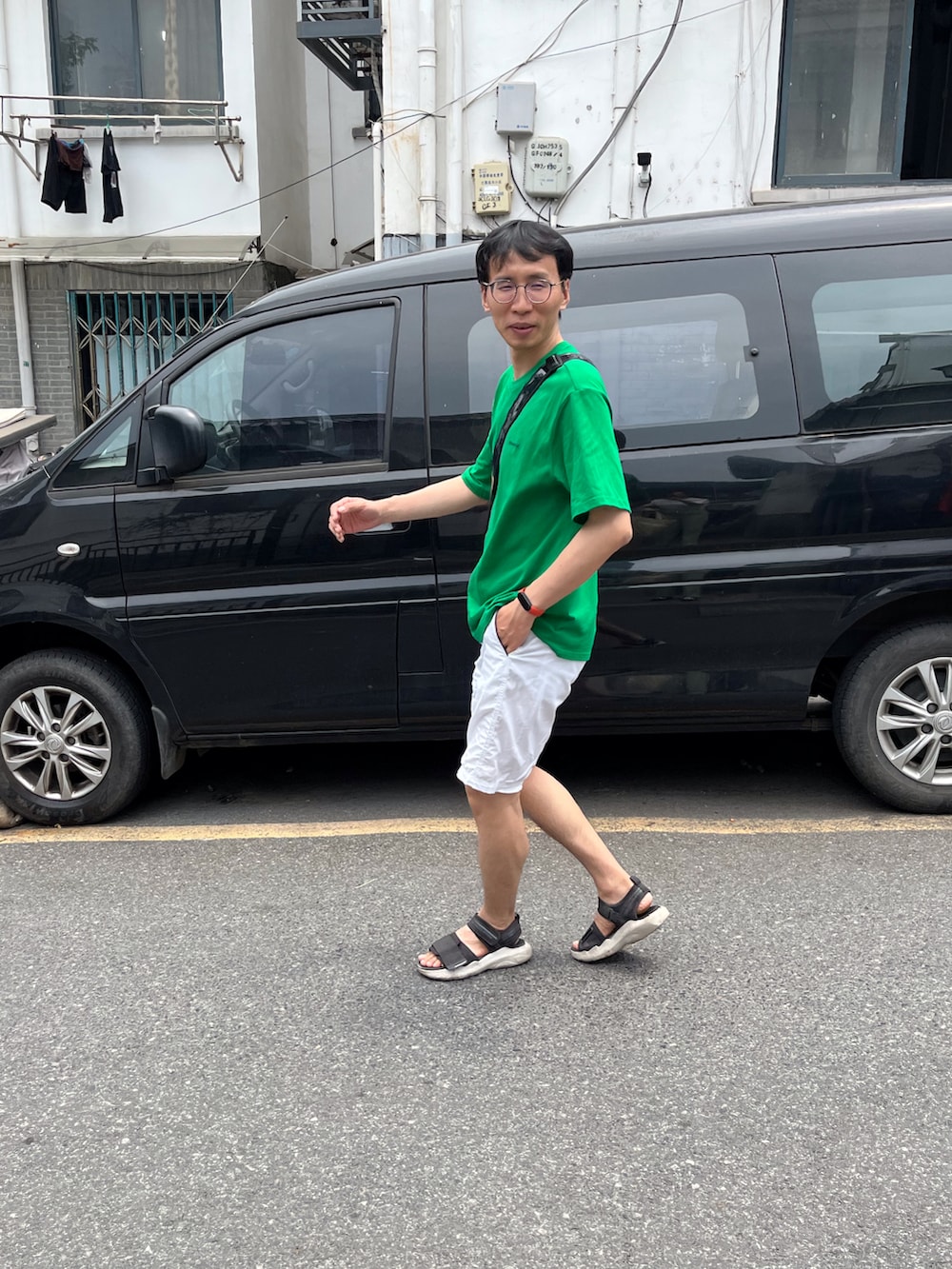 「夏コーデ、ラフコーデ、お出かけコーデ、夏、メガネ男子、オトナカジュアル、夏日、绿色、通勤コーデ、通勤スタイル、通勤穿搭、男生穿搭、今日のコーデ」｜「PEACEBIRDのアイテム（Tシャツ/カットソー、グリーン系）」を使った、Davidさん（メンズ・178cm）の夏コーディネートの2枚目の写真