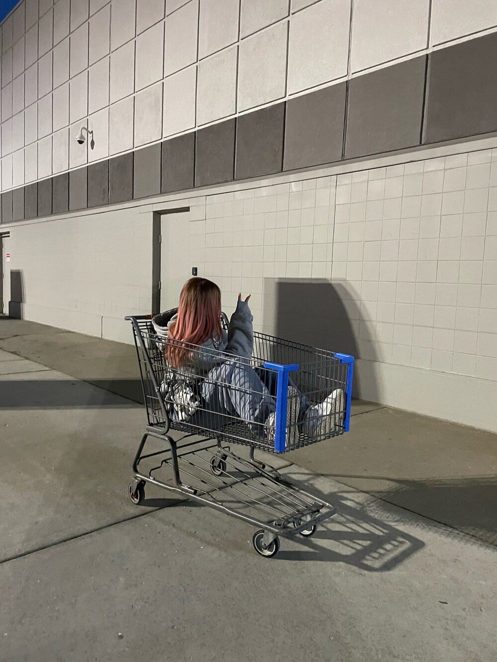 ブルー系のスウェットパンツ、グレー系のパーカーを着用したレディースの春コーディネートの2枚目の写真