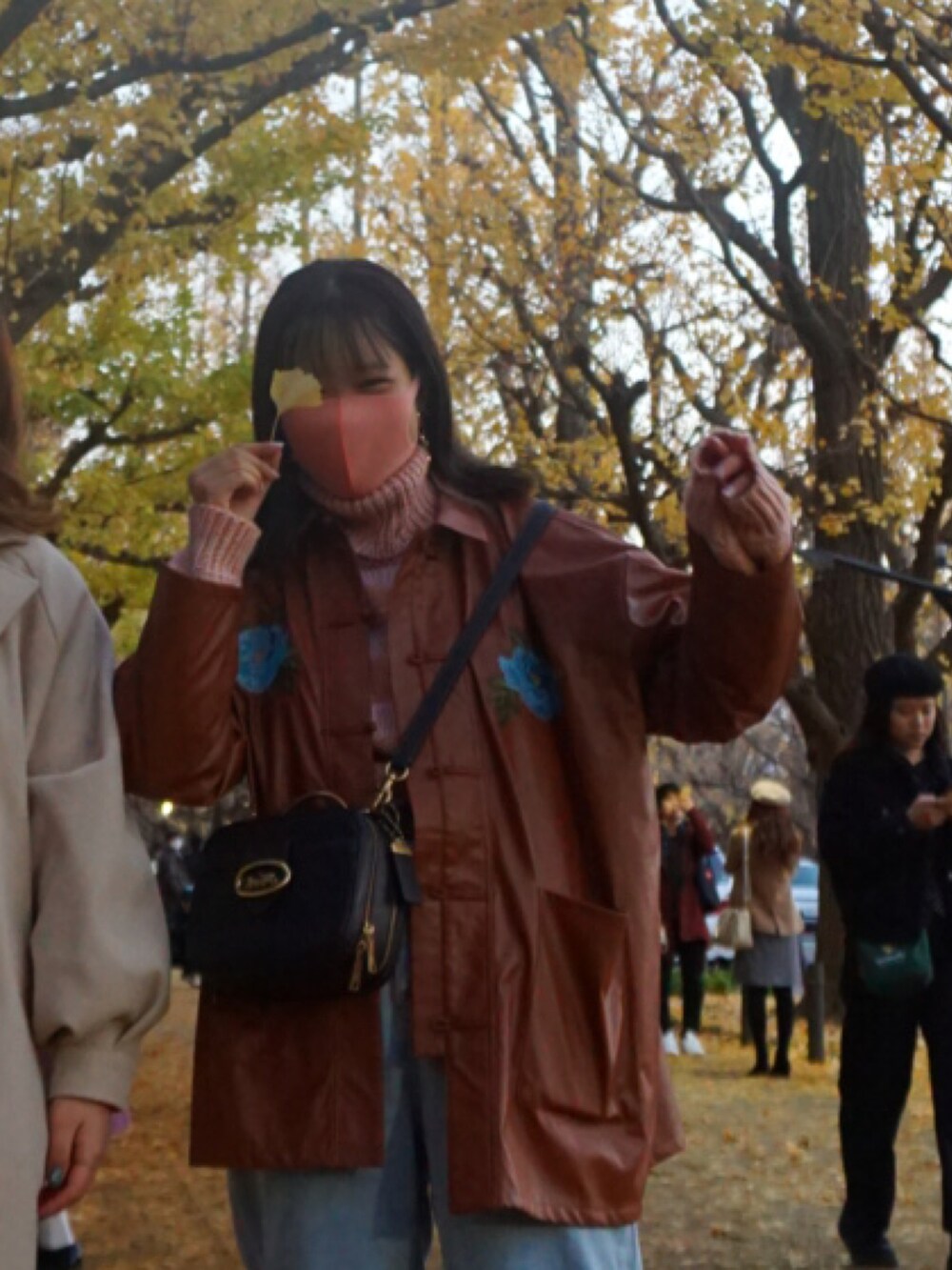 ブラウン系のジャケット/アウター、ピンク系のニット/セーターを着用したレディースの春コーディネートの2枚目の写真